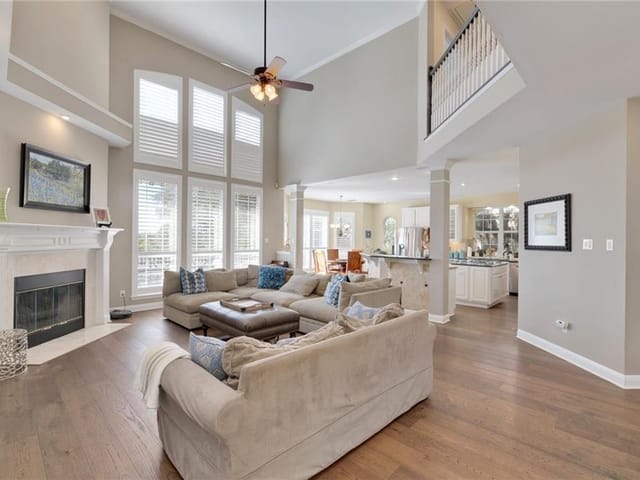 2121 Rivina DR