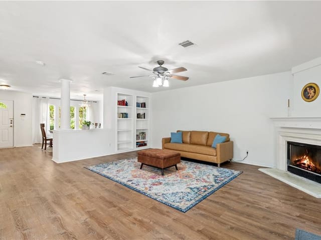 2124 Ravenscroft Dr