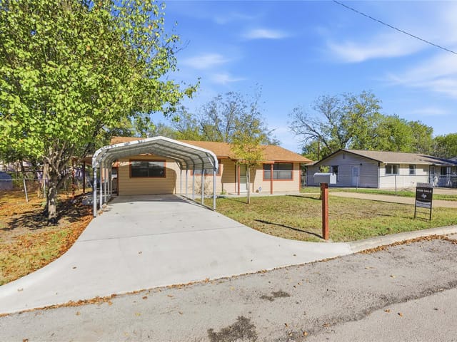 213  Ebony St