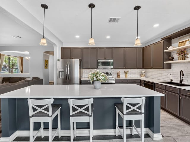 213 Silver Lace LN