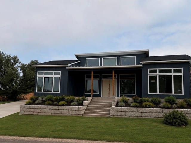 214 W Bluebriar DR