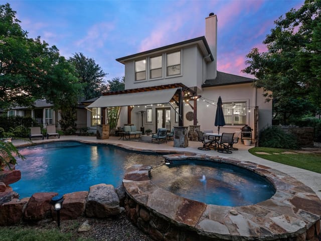 View 215 Lake Como DR in North Lakeway Village Sec 06 215 Lake Como DR - property photo 1 - Luxury home in North Lakeway Village Sec 06, Lakeway, TX