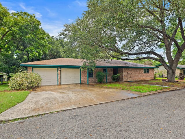 215 Memorial DR