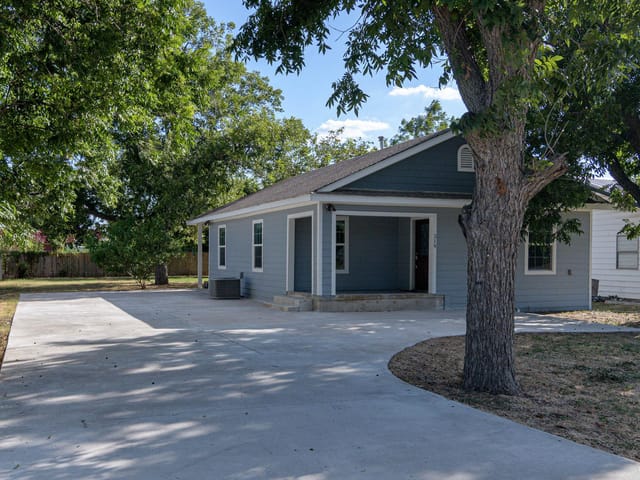 219 E Davilla ST
