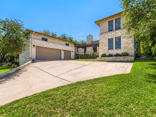 220 Clubhouse DR