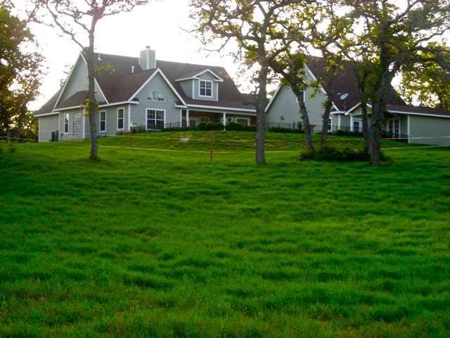 220 Lewis LN