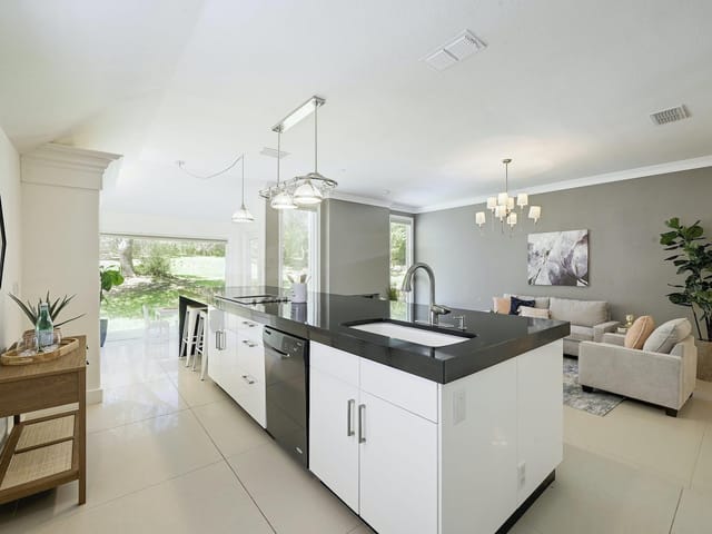 2200 Cliffs Edge DR