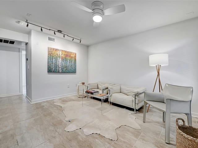 2200 Dickson DR Unit #115