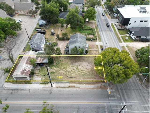 2200 E Cesar Chavez St