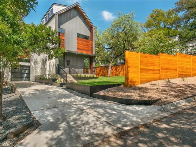 2200 La Casa Dr