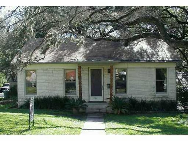 2201 De Verne St