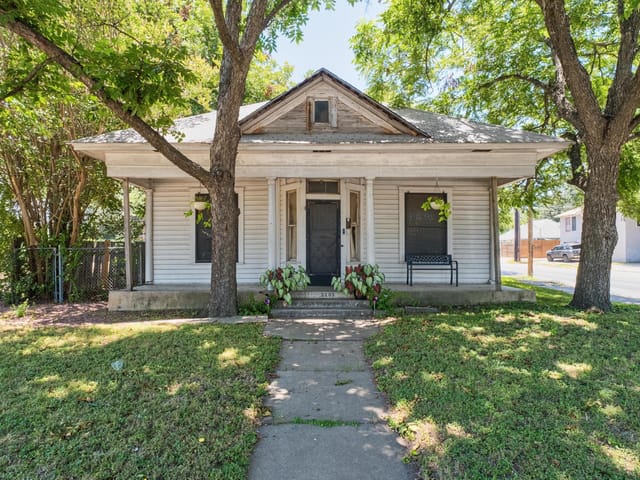 2201 E Cesar Chavez ST