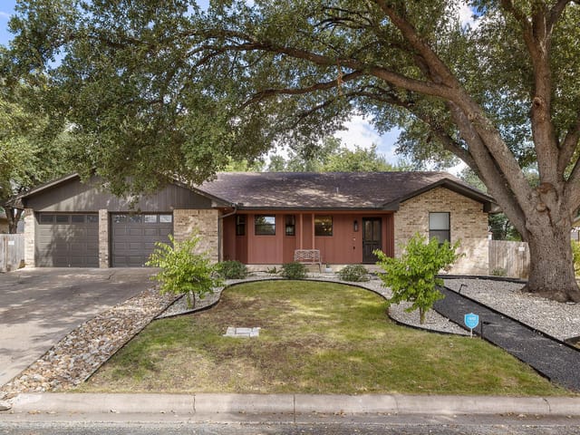 2202  Carolyn Dr