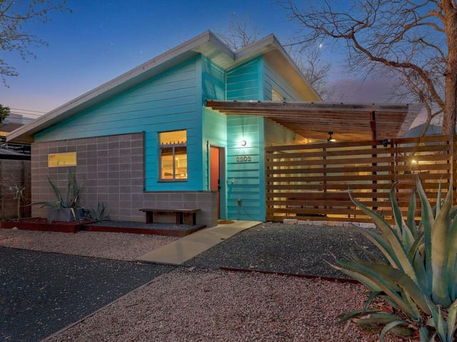 2202 Santa Rosa ST
