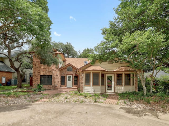 2202 Warfield WAY