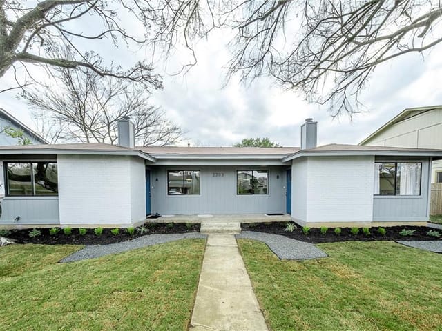 2203 E Stassney Ln