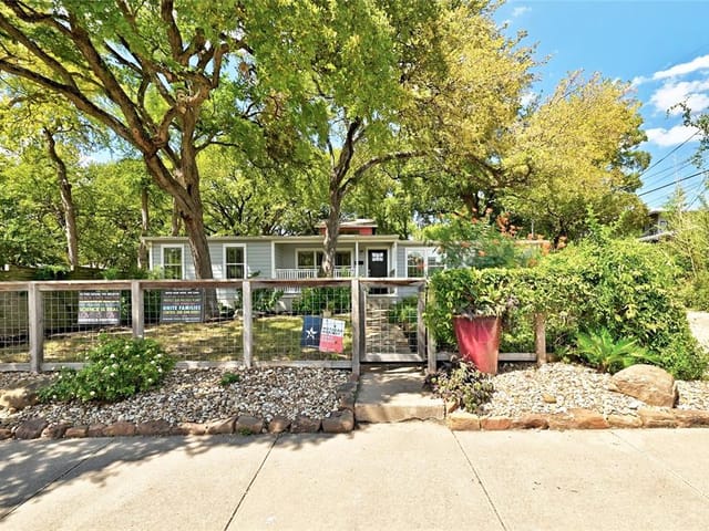 2204 Bluebonnet Ln