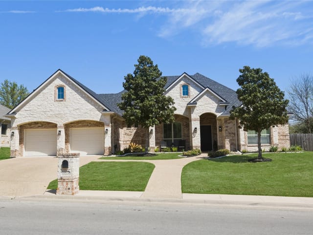 2204 Deerfield Dr