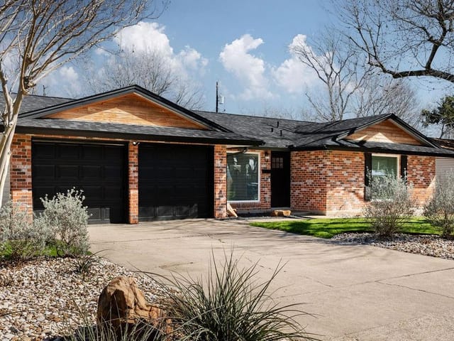 2204 Village Way Dr