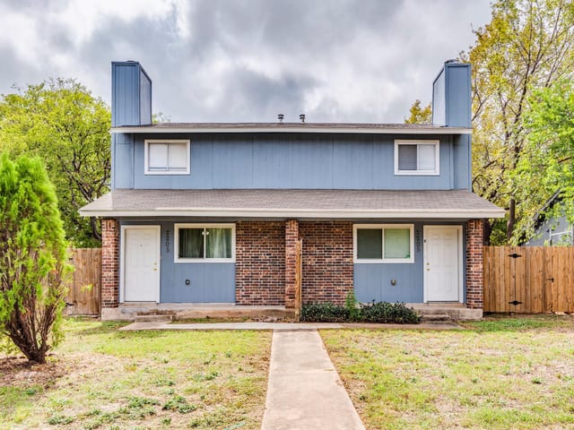 2205 E Stassney Ln