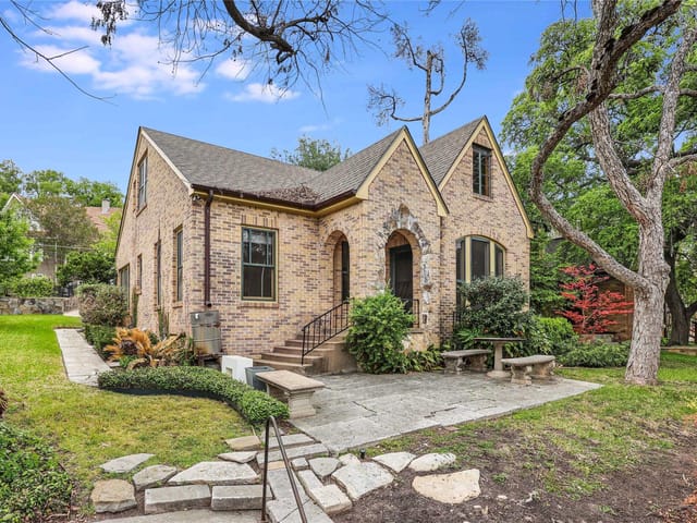 2206 Parkway - front exterior - Luxury home in Enfield D, Austin, TX
