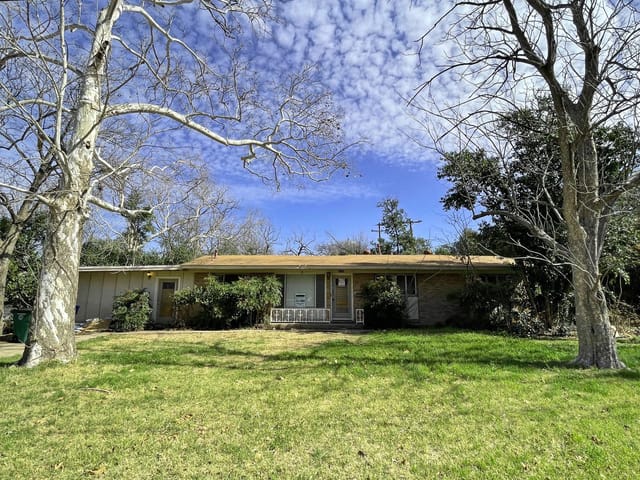 2206 White Horse Trl