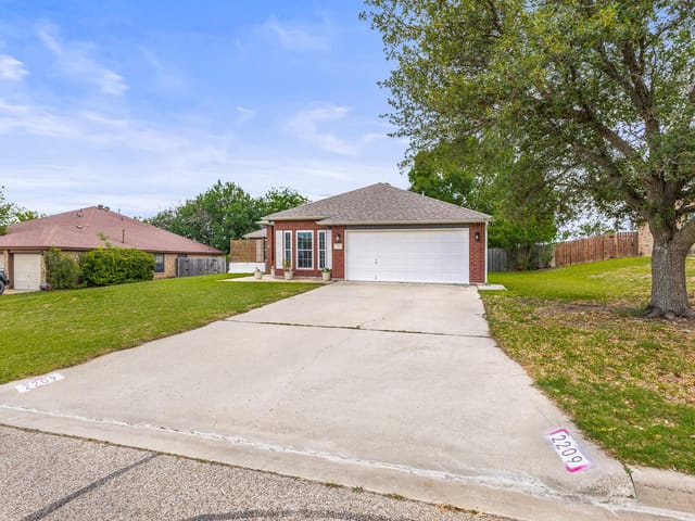 2209 Creek Dr