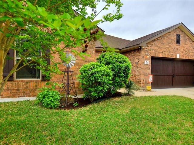 221 Kissing Oak Dr