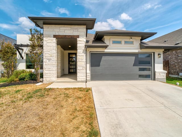 221 Short Leaf DR