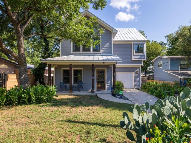 2210 Delcrest Dr
