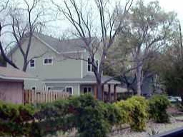 2210 DELCREST DR