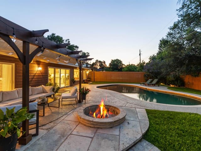2210 Southern Oaks Dr