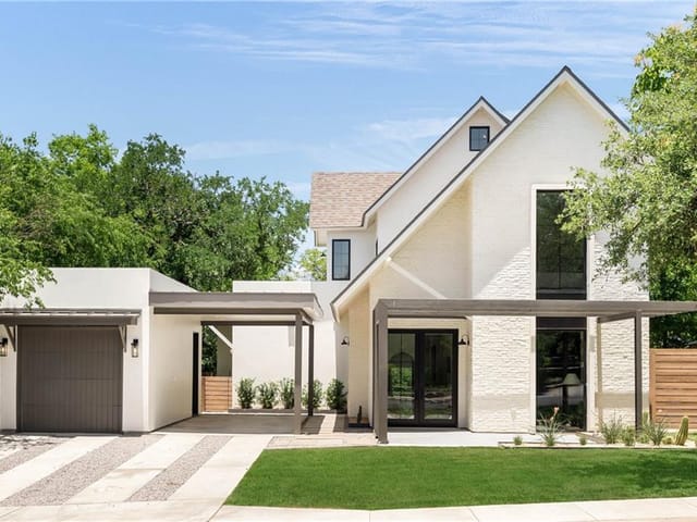 2210 W 49th St