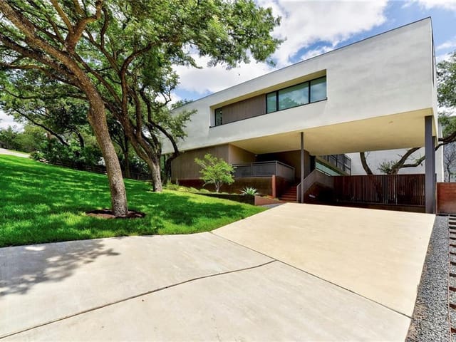 2210 Westlake DR