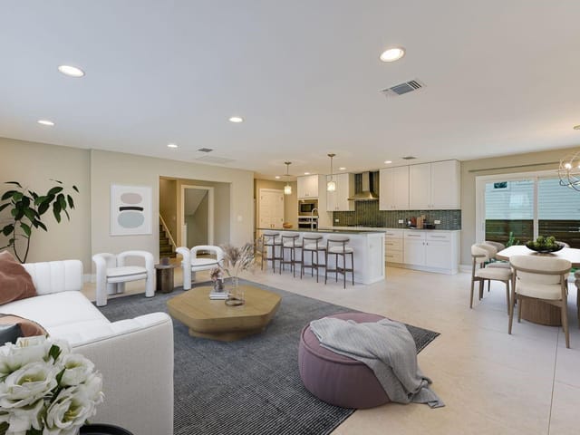 2211 Vanderbilt Ln