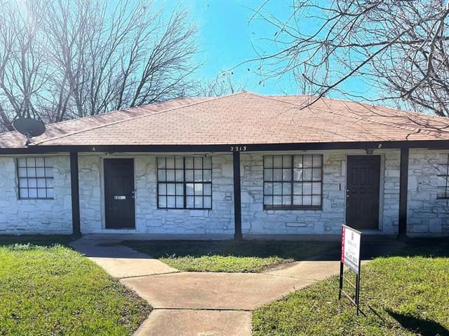 2213 E Stassney Ln