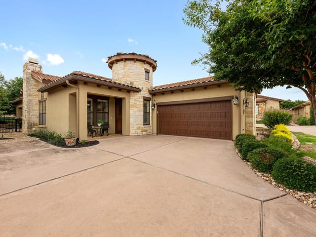 223 Delfino Cir