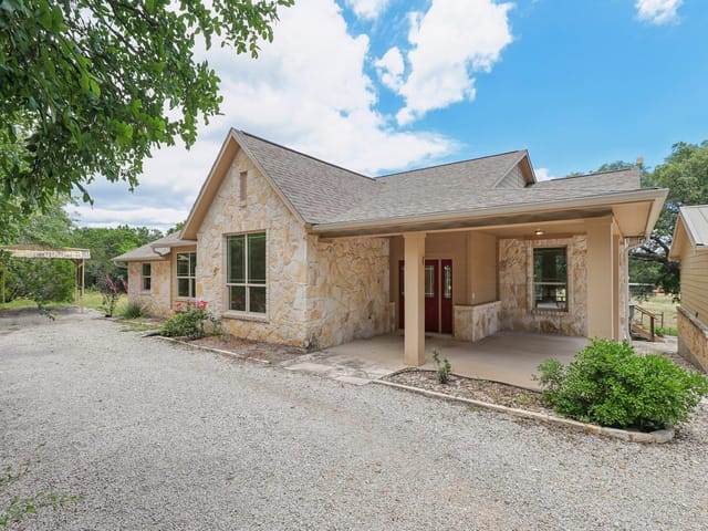 225 Shady Oaks TRL