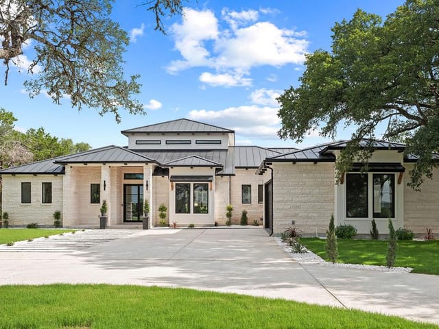226 Bobby Clark DR