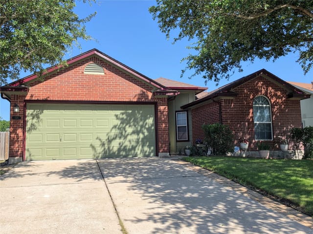 226 Lakemont DR - front exterior - Luxury home in Lakeside Estates Sec 4, Hutto, TX