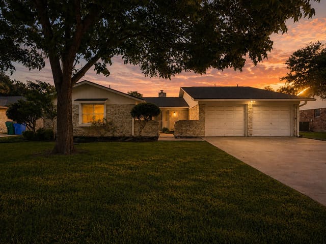 2301 Lillie LN