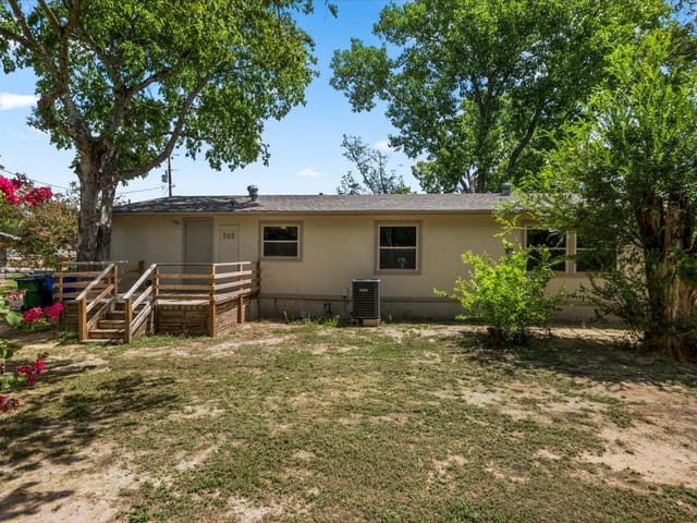 2301 Sumac LN