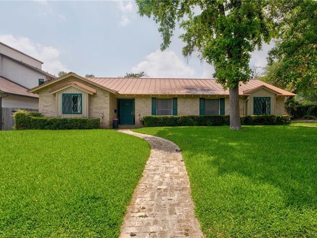 2301 Townes LN