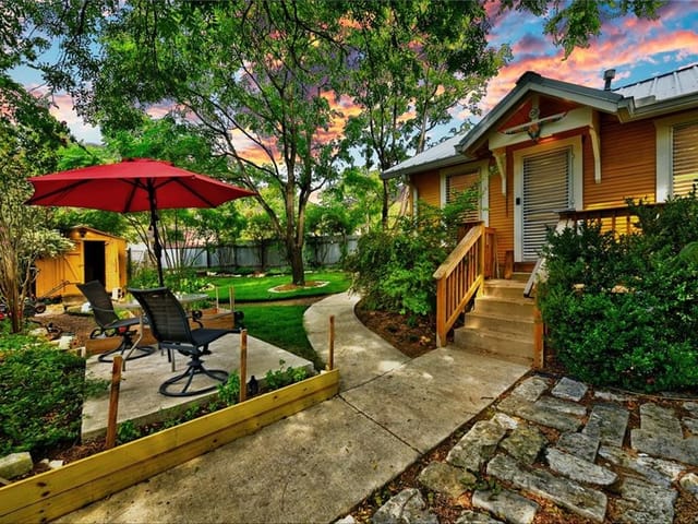 2302 E 11th St