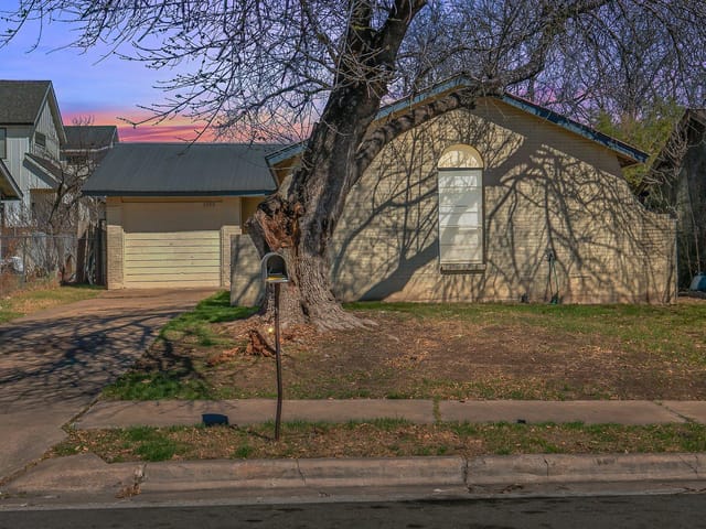 2302 Rockridge DR