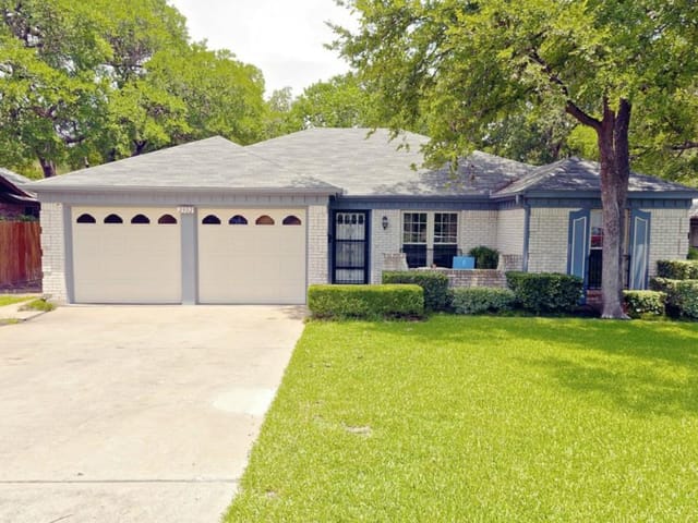 2302 Standish Dr