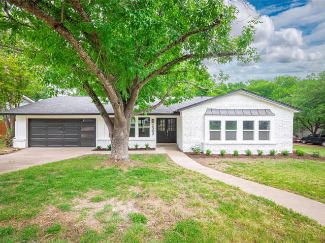 2302 Vanderbilt Cir