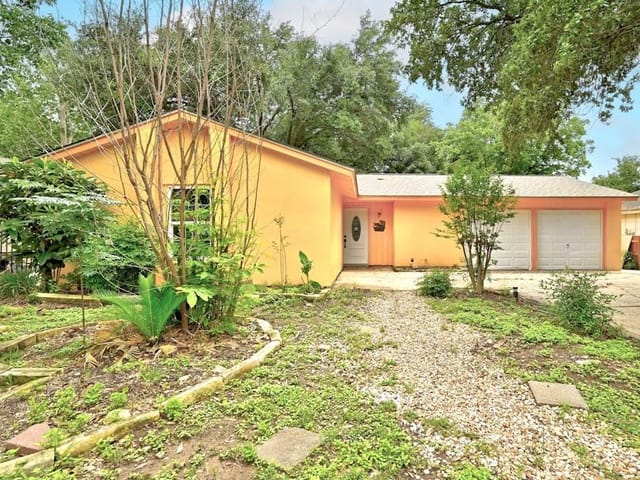 2303 TAMARISK Cir