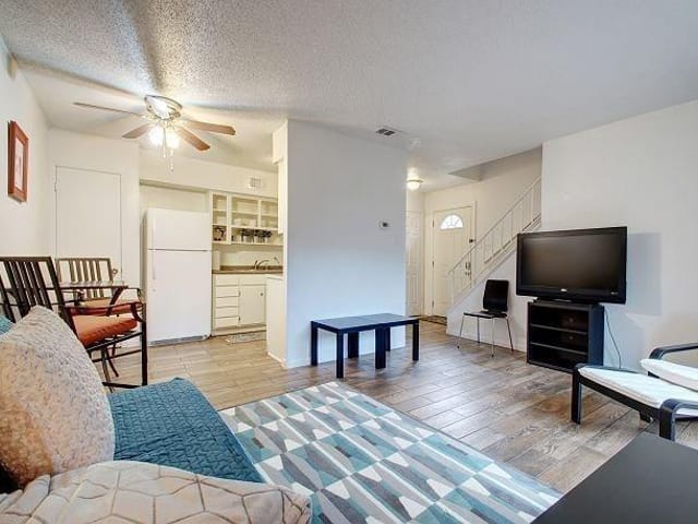 2304 Barton Village Cir