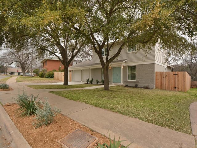 2304 Loyola Ln